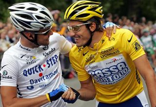 Tom Boonen congratulates Fabian Cancellara on his maillot jaune in the 2004 Tour de France
