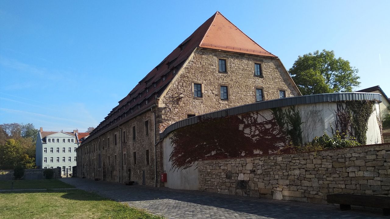 Erfurt was home to a thriving Jewish community until they were expelled in 1454; a barn and a granary, which stood until 2013, were built on what had been the medieval Jewish cemetery.