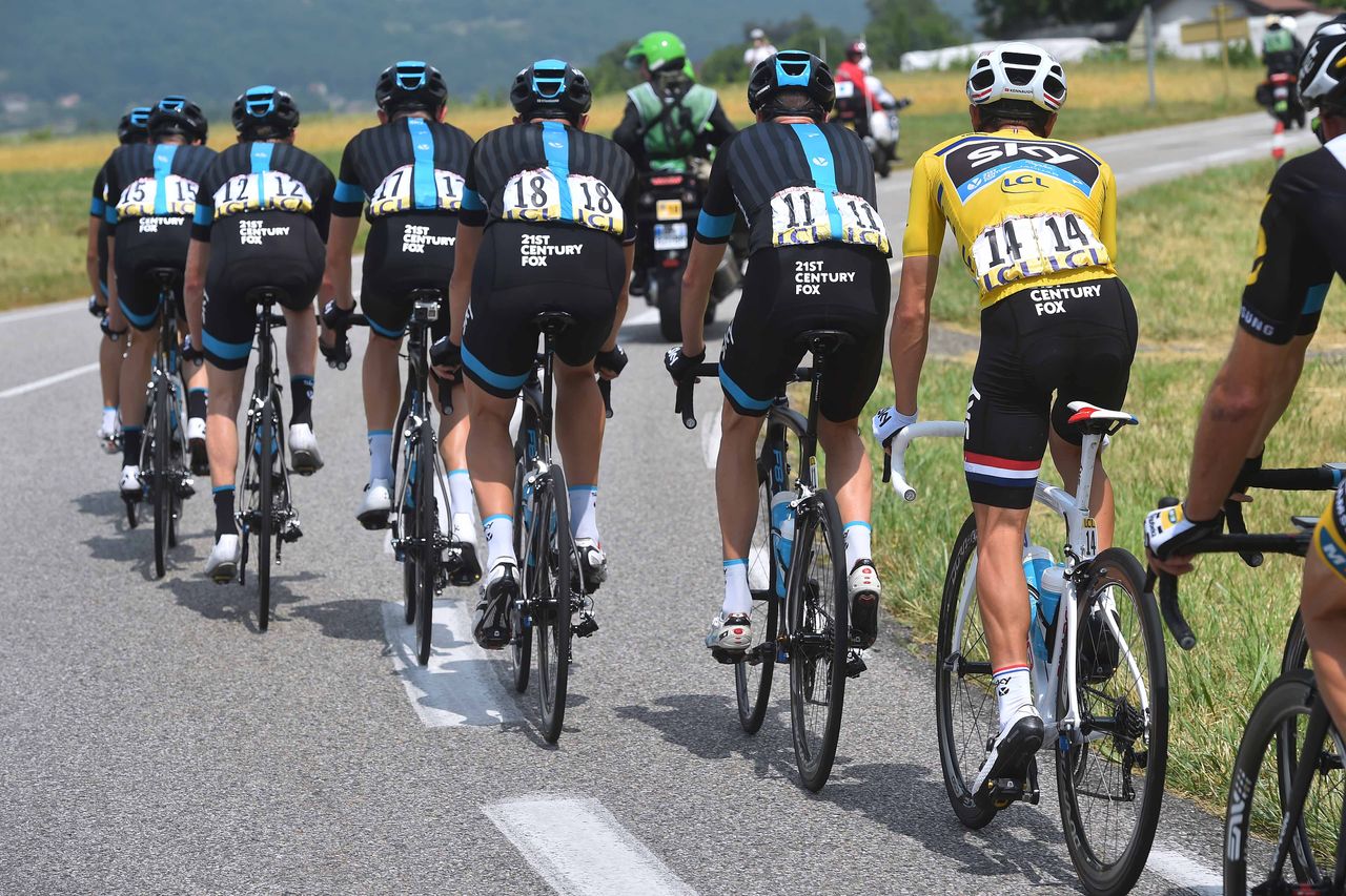 Team Sky takes care of the race leader Peter Kennaugh