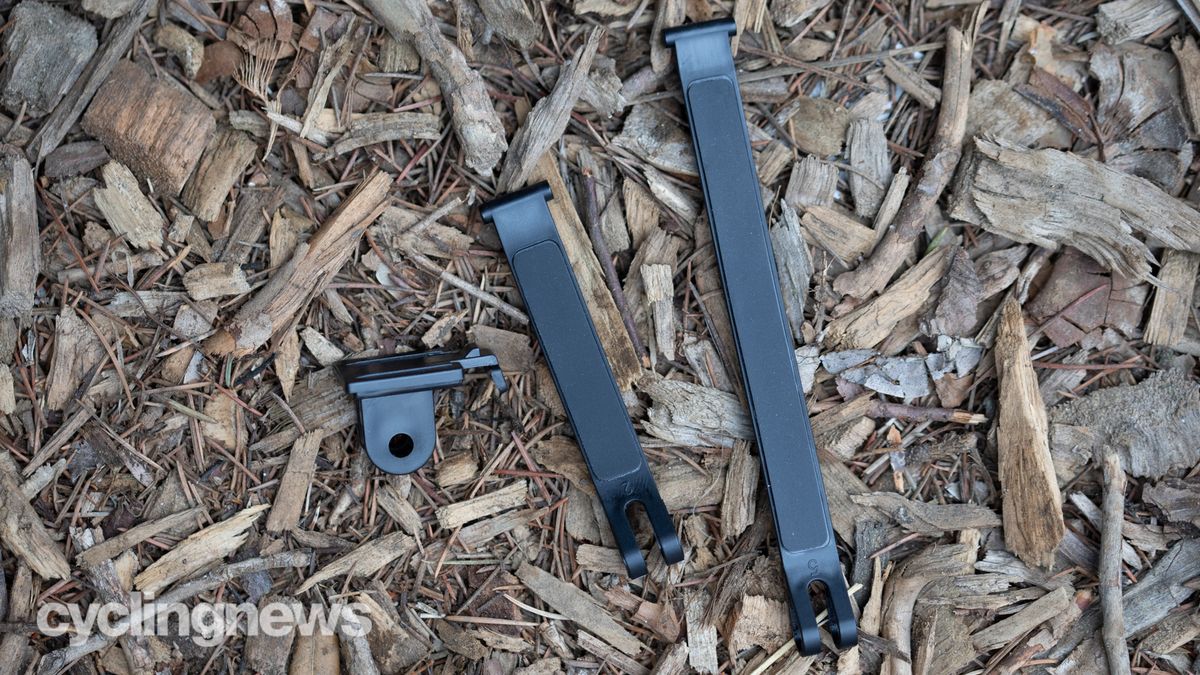 Giant Recon HL1800 detail shot showing included mounting options