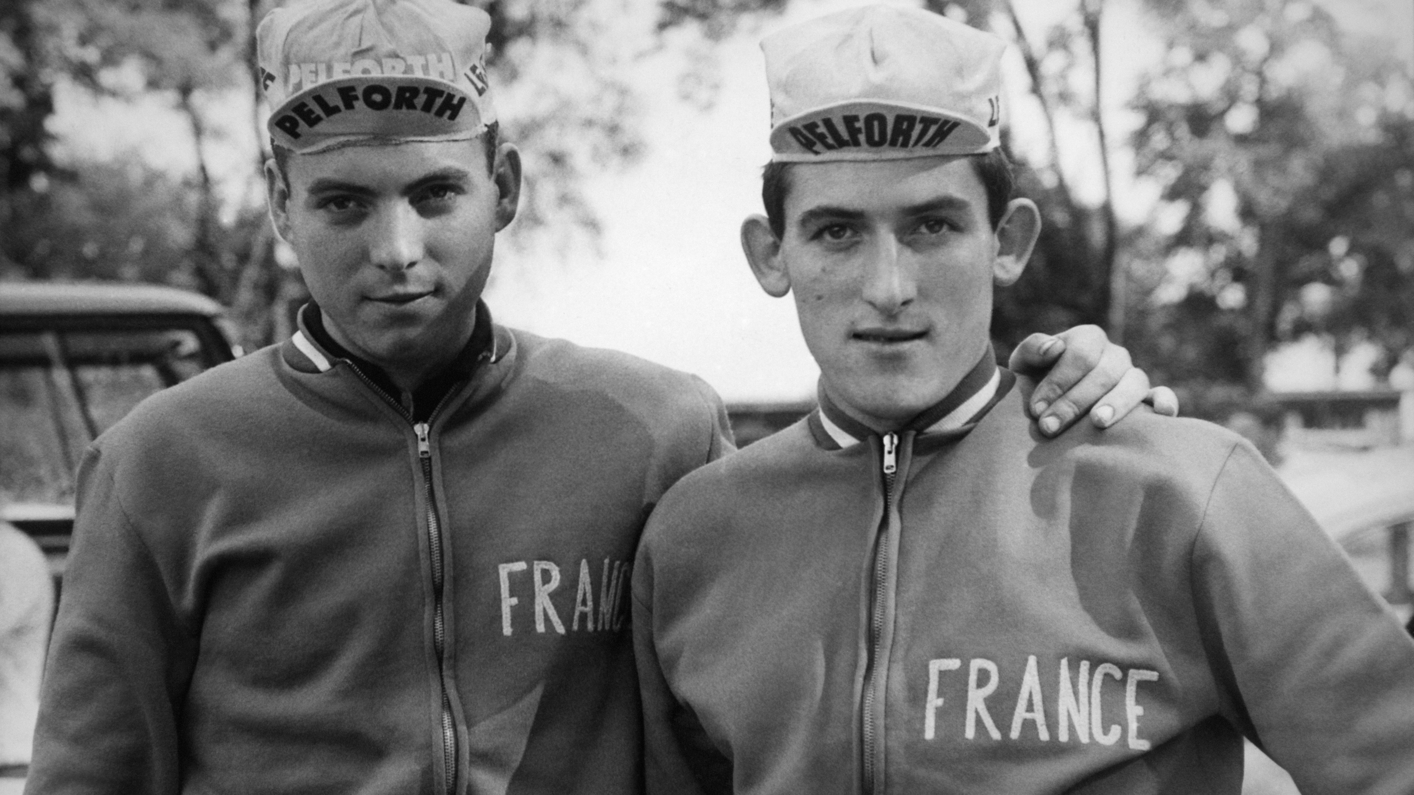 Portrait des fr&amp;egrave;res Claude et Bernard Guyot de l'&amp;eacute;quipe cycliste Pelforth, en 1965.