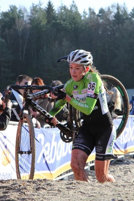 Sophie de Boer runs with her bike