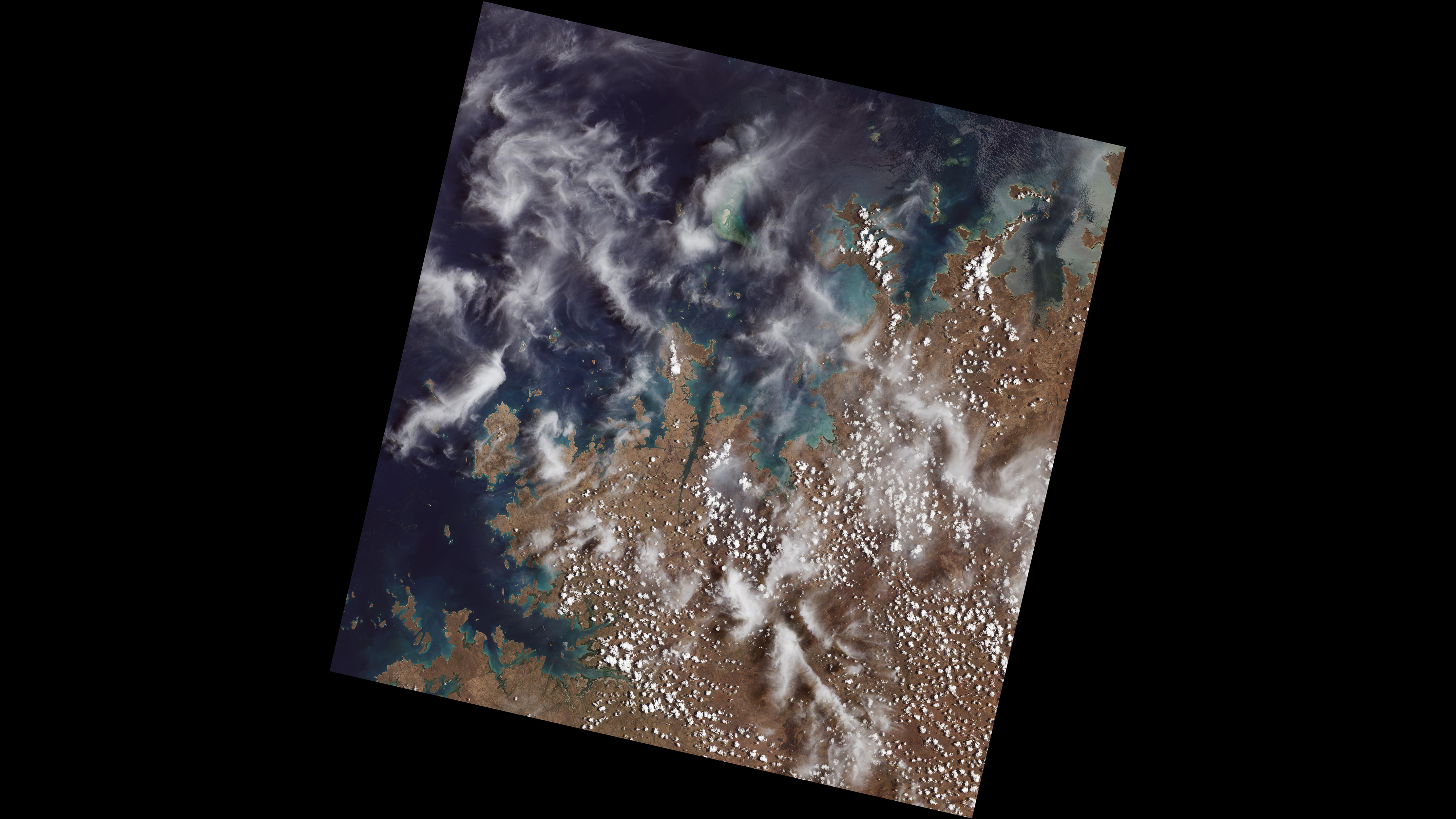 Das erste von Landsat 9 am 31. Oktober 2021 aufgenommene Bild zeigt abgelegene Küsteninseln und Buchten der Kimberly-Region in Westaustralien.  Im oberen mittleren Teil des Bildes schneidet sich der Mitchell River durch Sandstein, während links Bigge Island und die Coronation Islands im Indischen Ozean hervorstechen.