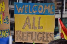 Sign saying 'Welcome All Refugees'