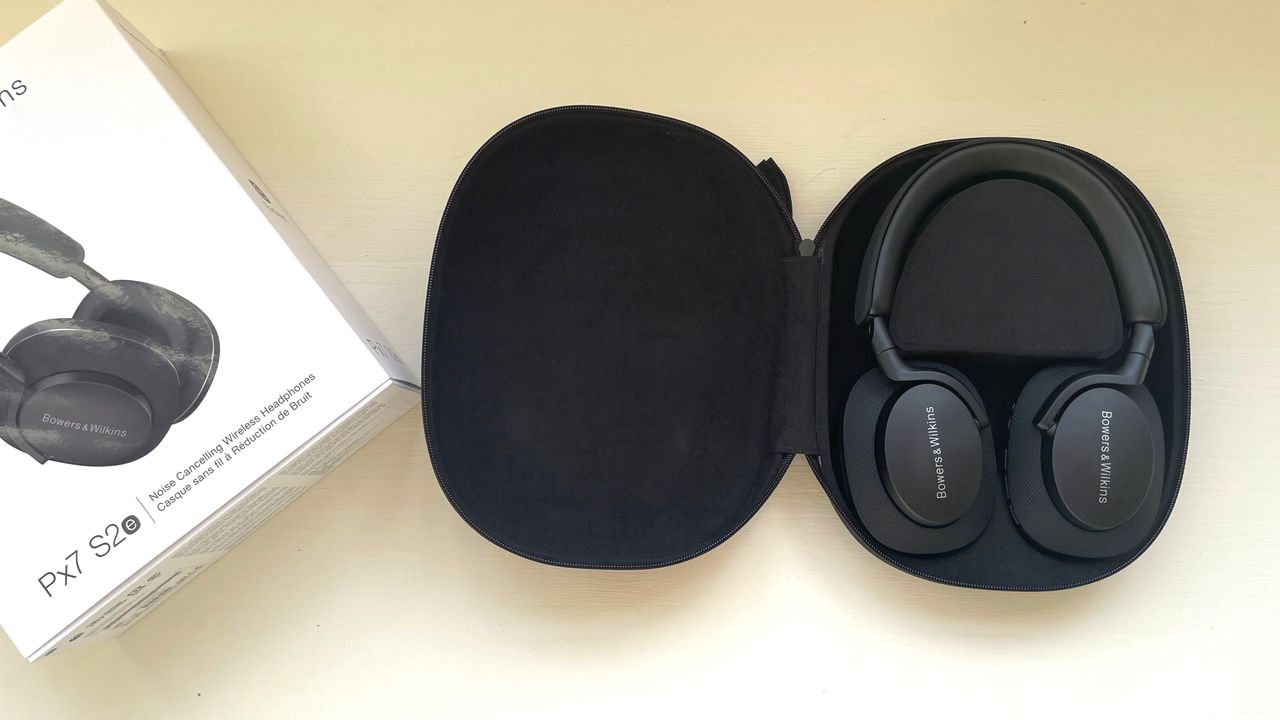 Bowers &amp; Wilkins Px7 S2e in case with packing box