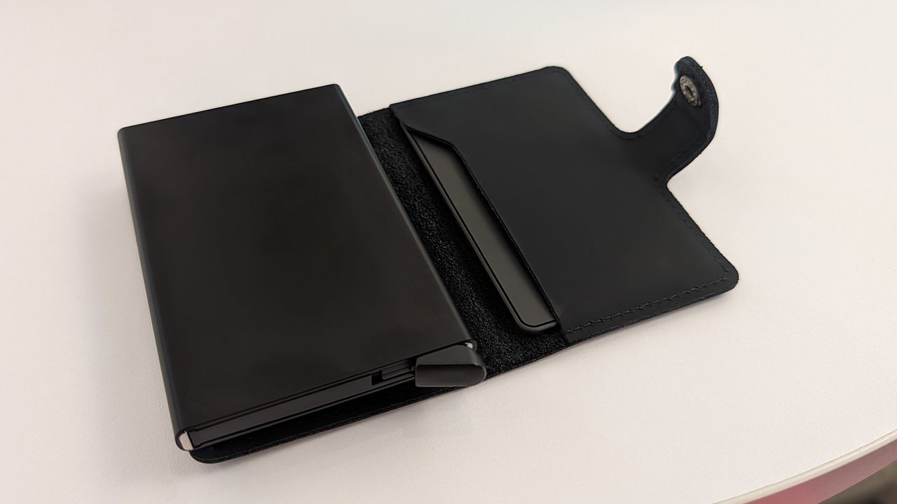 Chipolo x Secrid Trackable Miniwallet in black