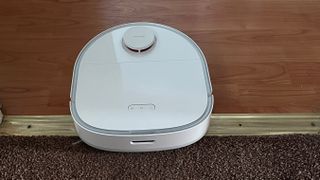 The Dreame Bot W10 moving from carpet to hard floor