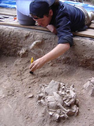 One of the most common archaeological discoveries at Lapa do Santo was that of human burials. During the period of the project called "Origins," 26 human skeletal remains (some of them reaching an antiquity around 9,000 years before present) were recovere