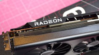 Una AMD Radeon RX 7700 XT sobre una mesa