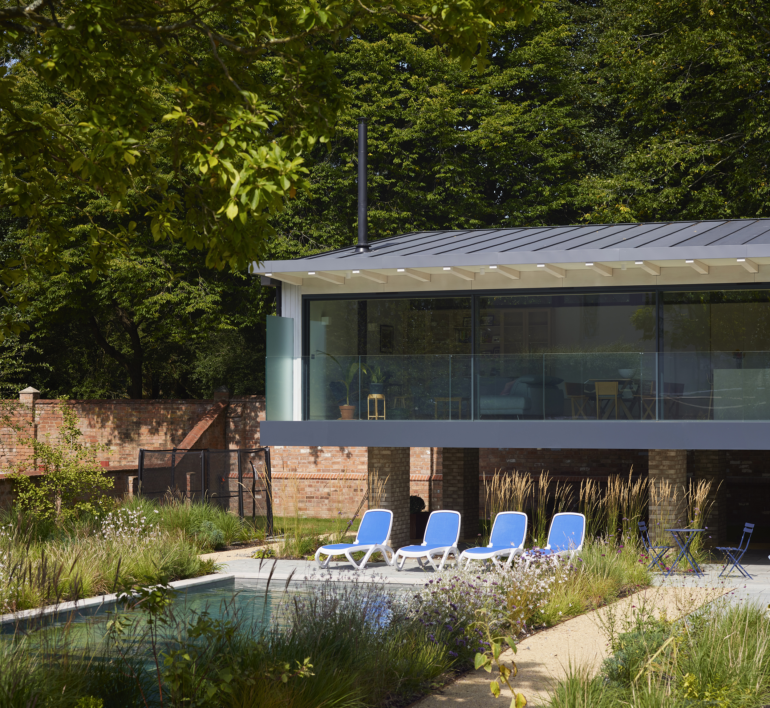 House in Leamington Spa with swimming pool and white volumes