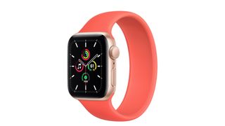 Apple Watch SE med oransje rem mot en hvit bakgrunn.