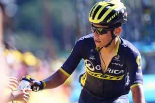 Esteban Chaves (Orica-Scott) high fives the fans