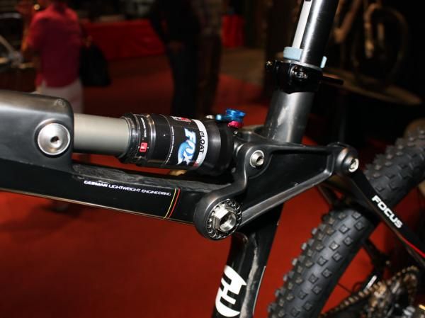 The top tube-mounted linkage looks unusual but Focus says it makes the controls easier to reach and also leaves plenty of room for two water bottles. Plus, the open triangle is easy to portage, too.