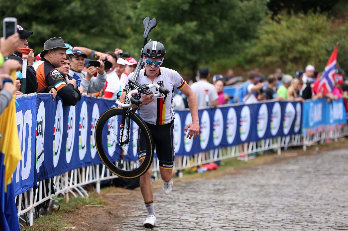 Leo Appelt went cyclo-cross during the junior men's road race