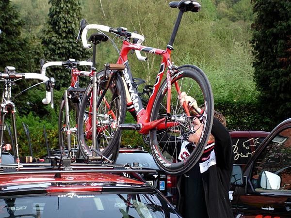 Ivan Basso's Cervelo is lifted from the car