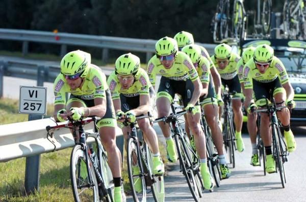 Oscar Gatto leads Farnese Vini-Selle Italia in the team time trial at Tirreno-Adriatico.