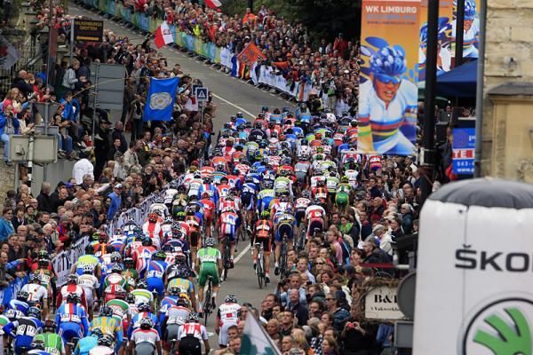 The peloton ascends the Cauberg.