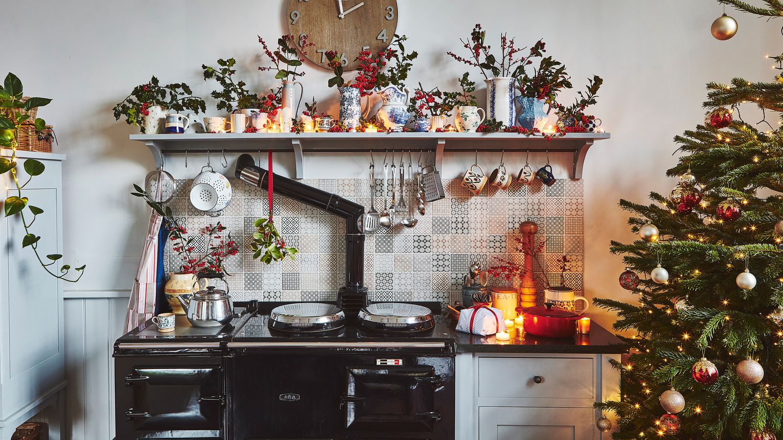 Tour this pretty thatched cottage full of festive treats | Homes & Gardens