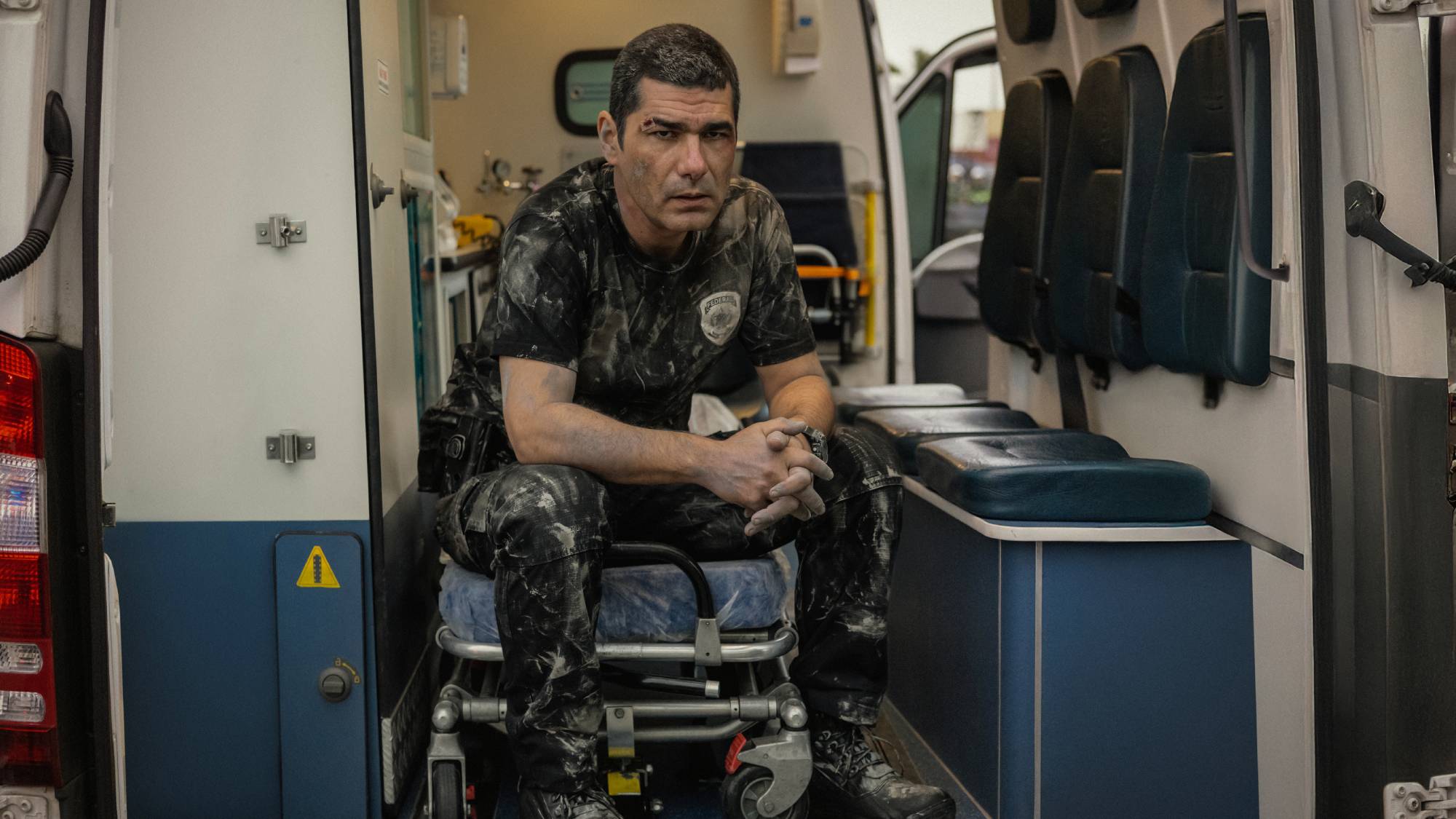 Rômulo Braga as Benício in "Criminal Code" season 2 on Netflix