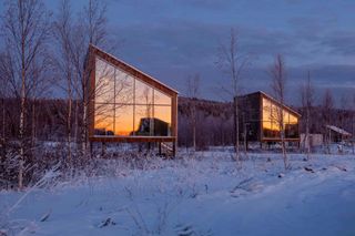 lodge in the artic with reflective windows