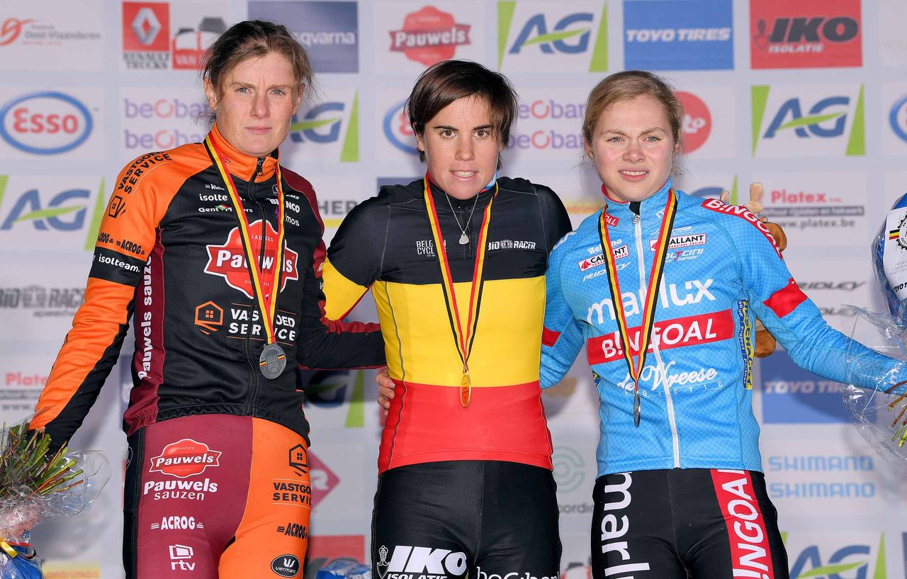 Sanne Cant flanked by Loes Sels and Laura Verdonschot on the podium.