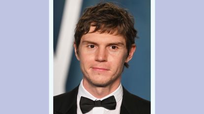  Evan Peters attends the 2022 Vanity Fair Oscar Party hosted by Radhika Jones at Wallis Annenberg Center for the Performing Arts on March 27, 2022 in Beverly Hills, California / on a blue background