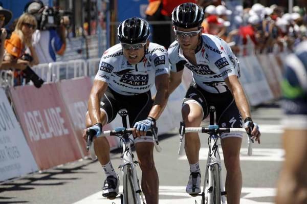Baden Cooke gets a helping hand from Richie Porte