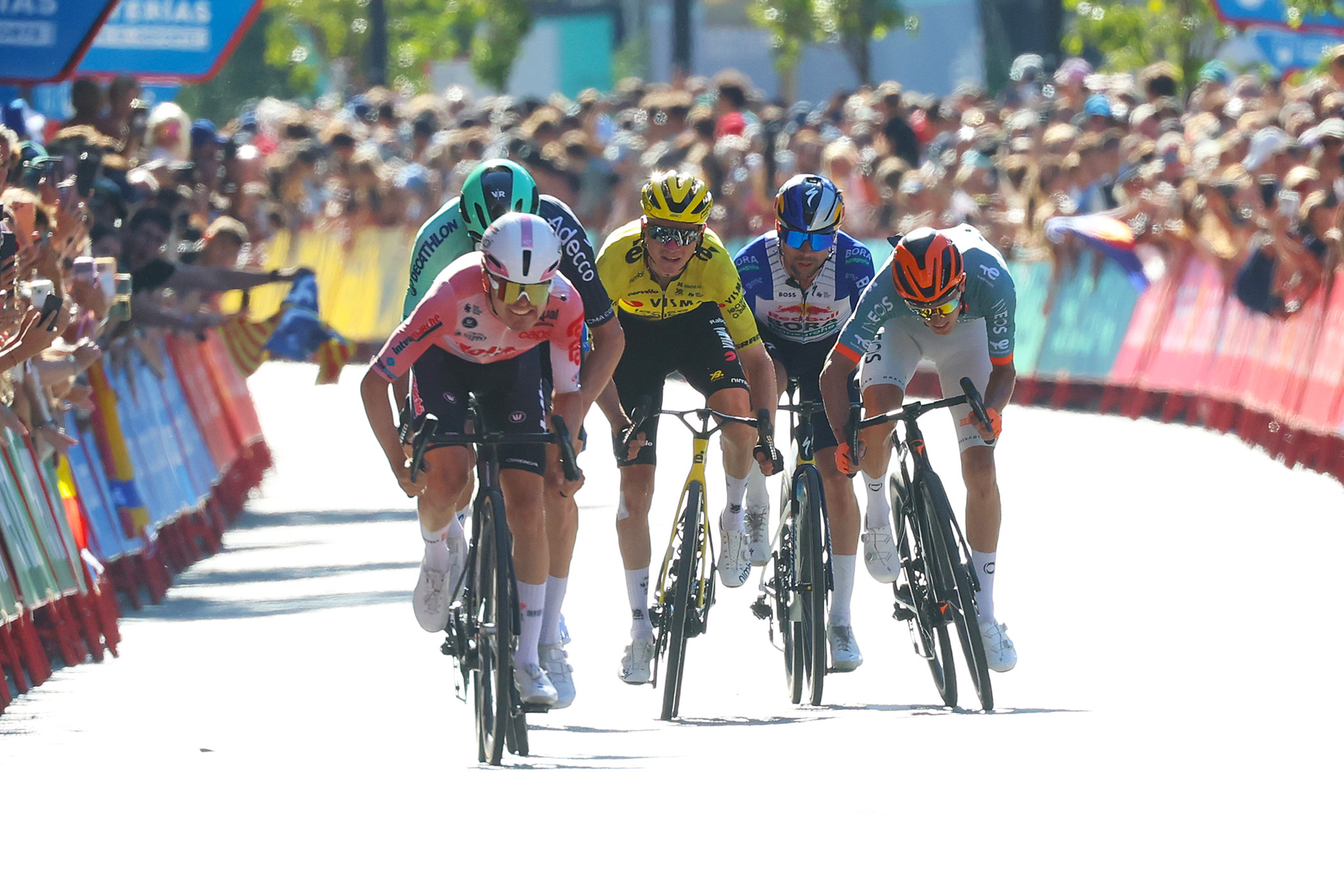 ANDORRA LA VELLA, ANDORRA - AUGUST 25: A general view of Jarno Widar of Belgium and Team Lotto Intermarche, Sepp Kuss of United States and Team Visma | Lease a Bike, Primoz Roglic of Slovenia and Team Red Bull - BORA - hansgrohe and Oscar Onley of Great Britain and Netcompany INEOS Cycling Team sprint at finish line during the La Vuelta - 81st Tour of Spain 2026, Stage 4 a 104.8km from Andorra la Vella to Andorra la Vella / #UCIWT / on August 25, 2026 in Andorra la Vella, Andorra. (Photo by Alexander Hassenstein/Getty Images)