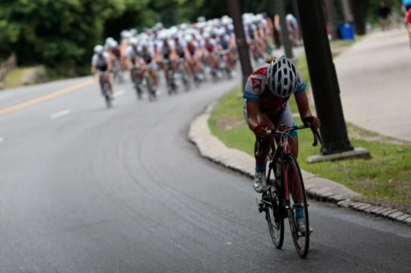 The field bears down on the solo breakaway rider.