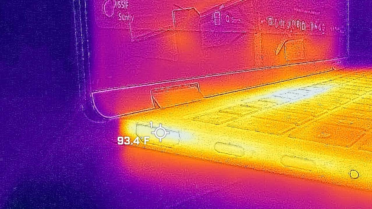 A picture taken with a thermal camera of the Samsung Galaxy Book5 Pro 360 side port.