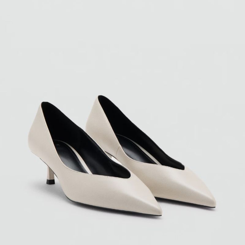 Image white pump heels