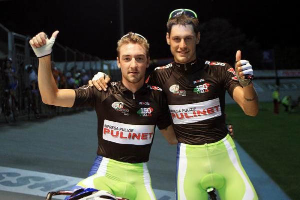 Thumbs up from overall leaders Elia Viviani and Jacopo Guarnieri.