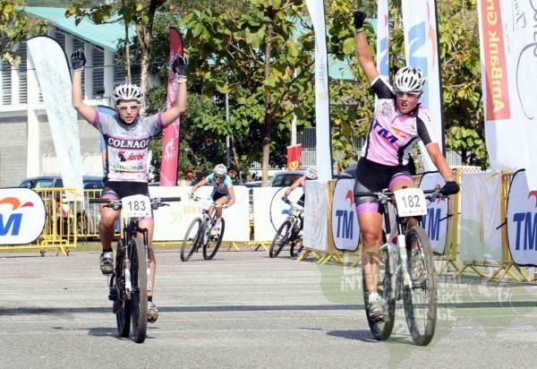 Nathalie Schneitter and Vivienne Meyer (Colnago Sudtirol Fabre) celebrate success in the women's race.