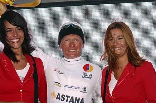 Alexandre Vinokourov (Astana Team) dons the combination jersey.