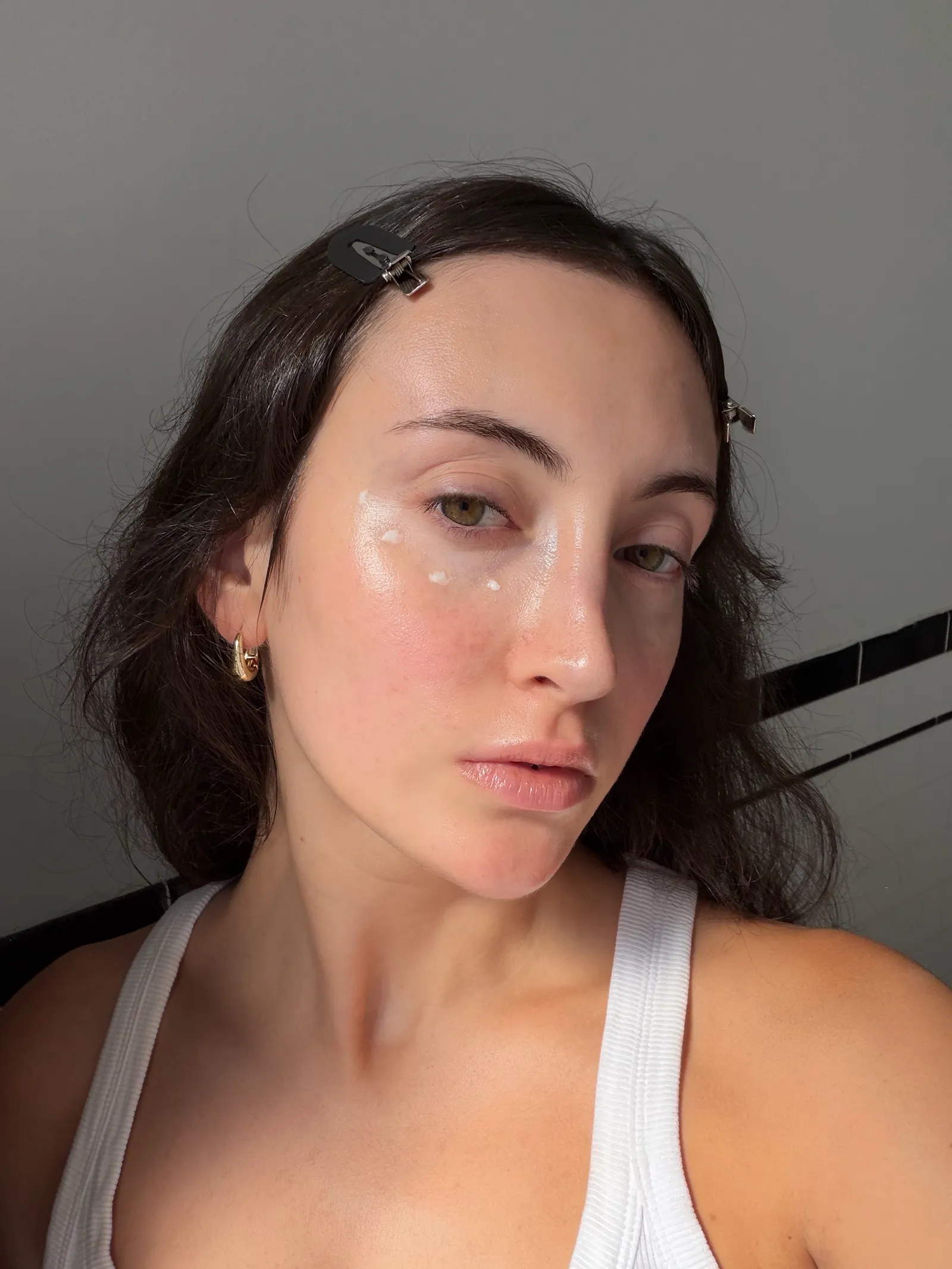Alyssa Brascia applying Clarins Double Serum Eye.
