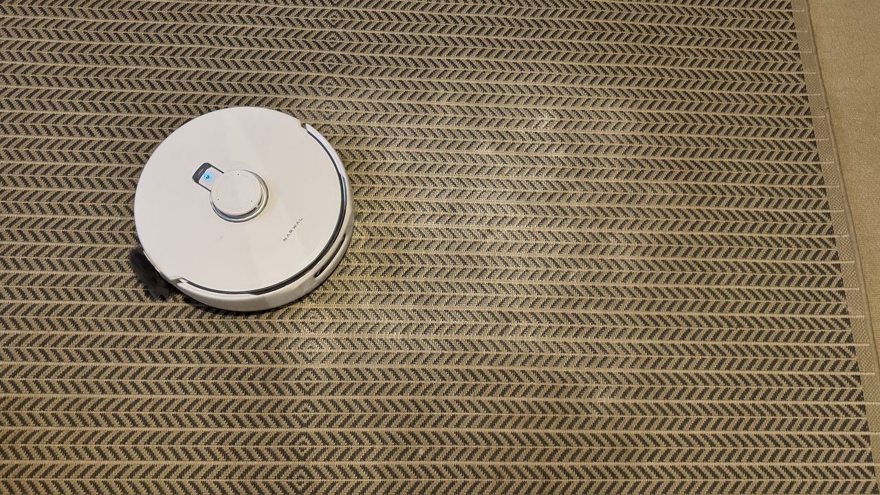 testing the Narwal Freo Z Ultra for mopping and vacuuming skills