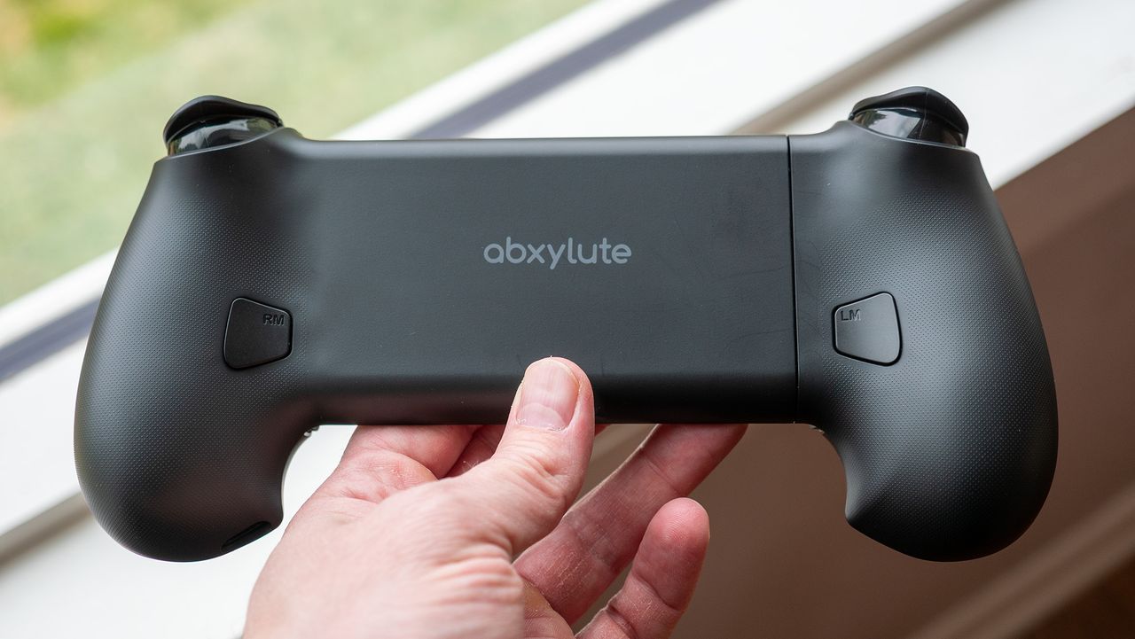 A close look at the buttons, joysticks, and triggers on the Abxylute S9V
