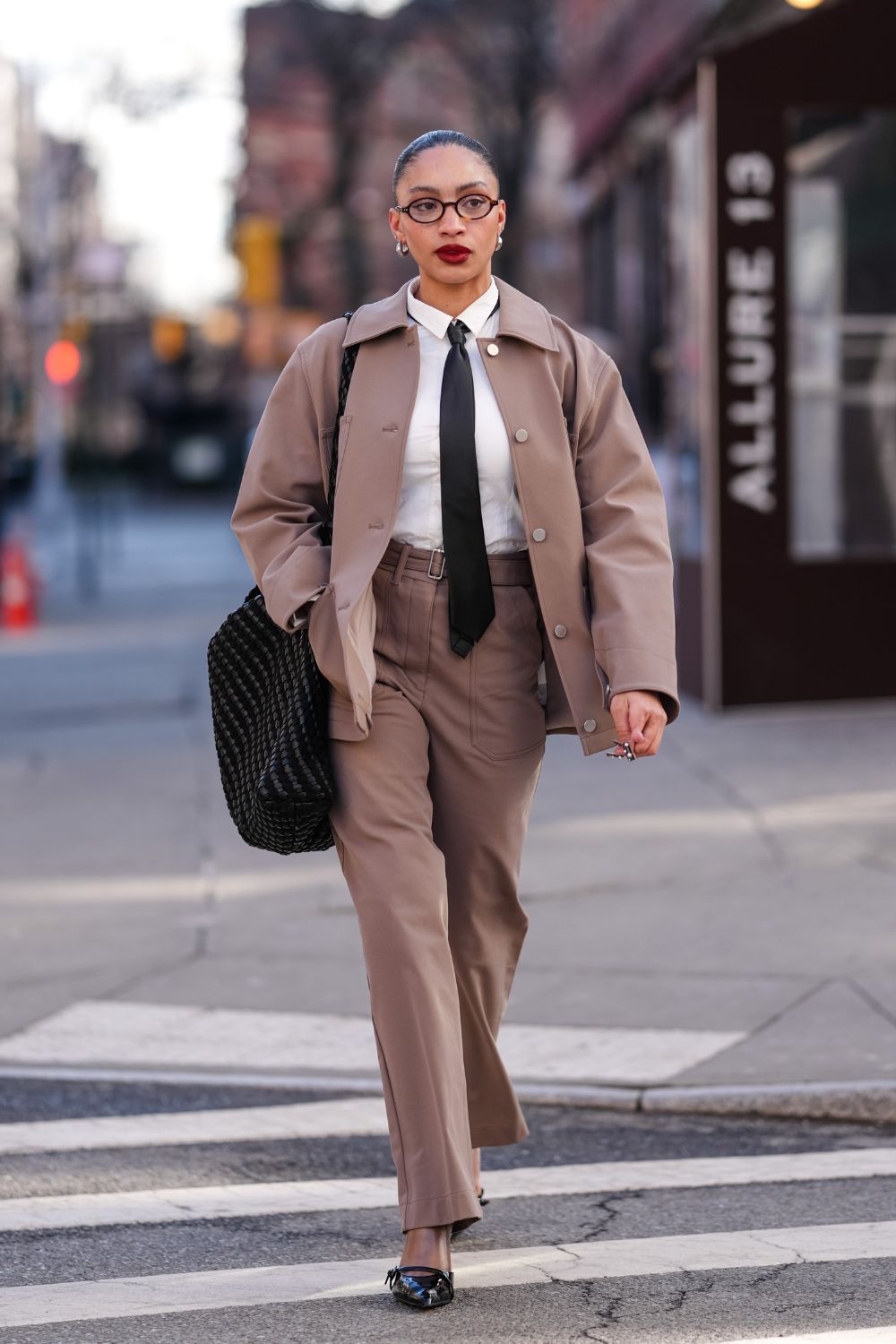 Tendencia de camisa y corbata estilo callejero