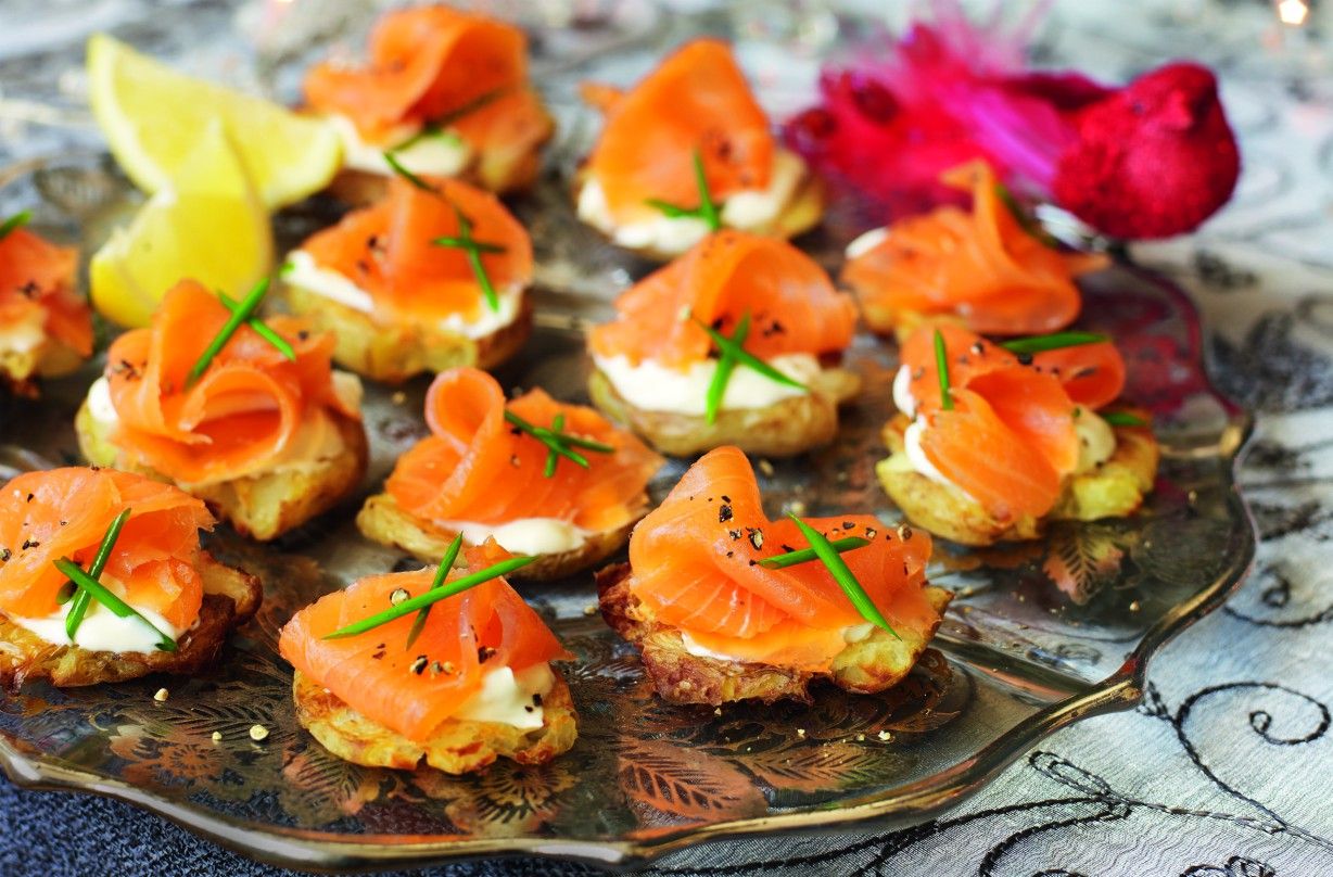 Crushed potatoes with smoked salmon