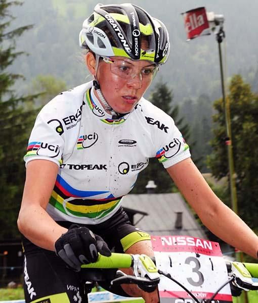 Irina Kalentieva (Topeak Ergon) will later DNF due to a crash.