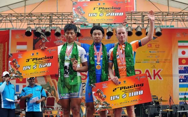 The top three finishers in the opening stage.