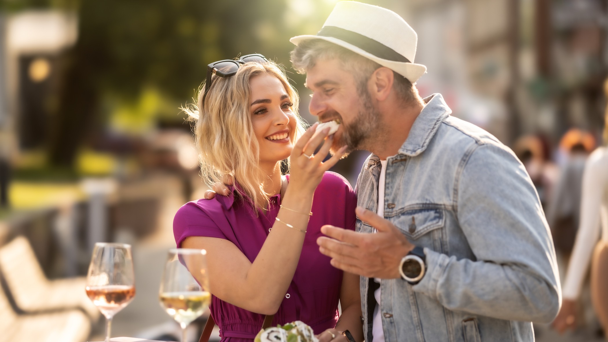 A thirtysomething couple at a restaurant.