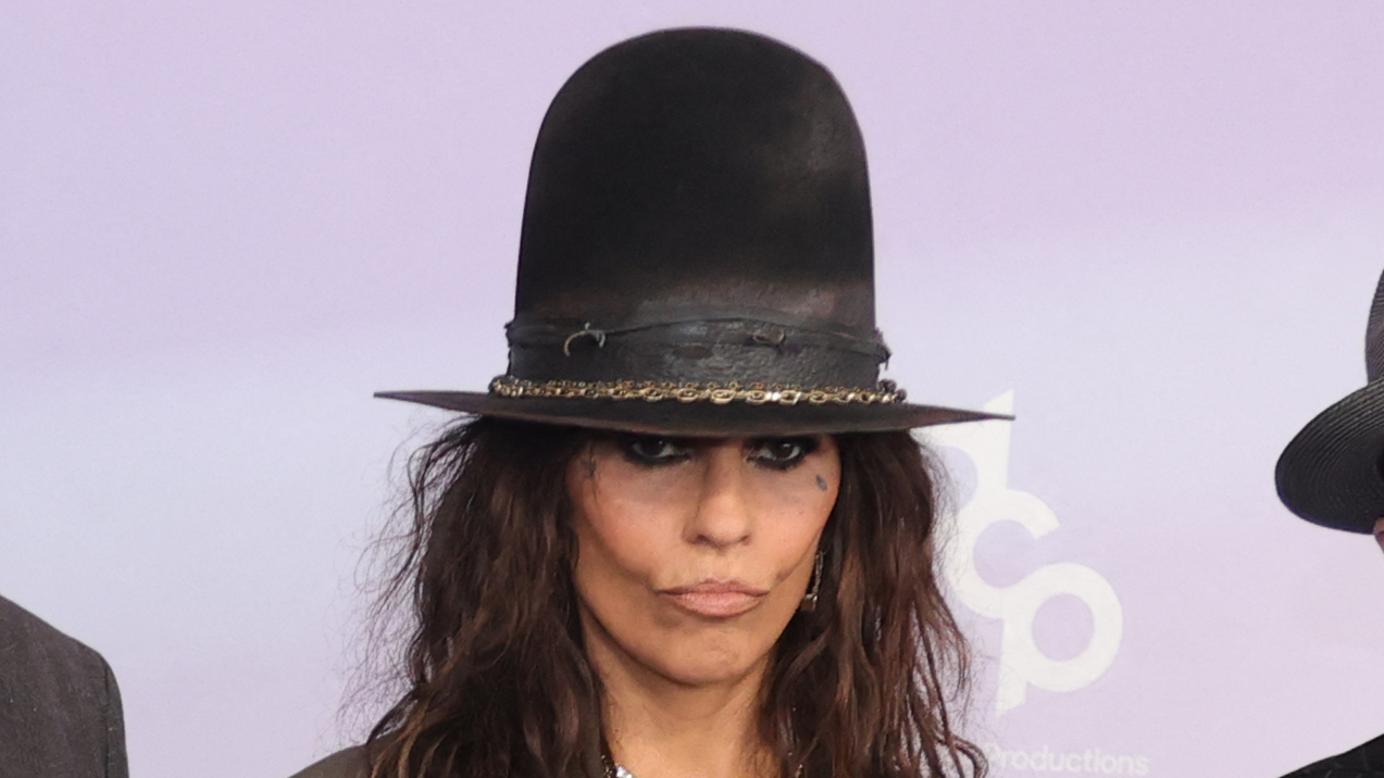 Linda Perry in a large hat