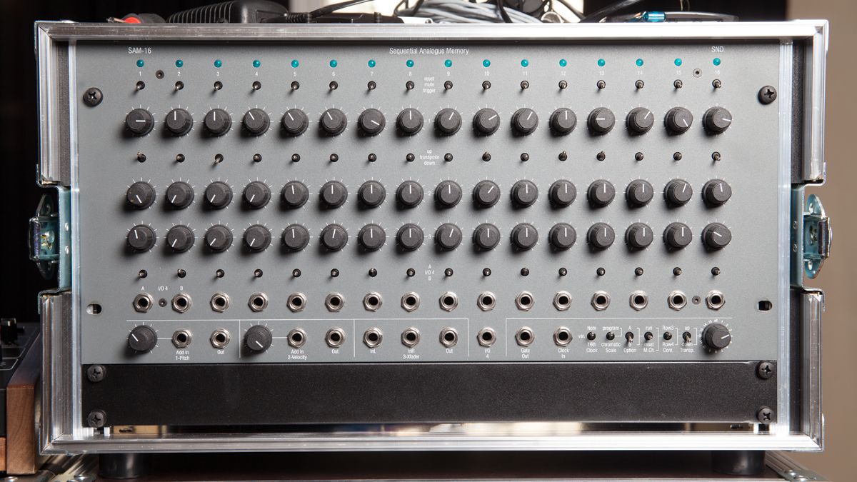SAM-16 Sequential Analogue Memory.