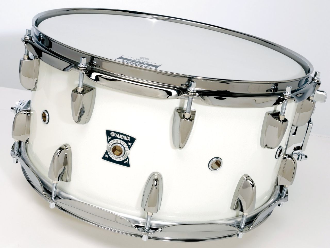 The dark chromed lugs and hoops are subtle enhancements that do not feature on regular Oak Custom drums