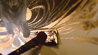 Comment dessiner avec des techniques mixtes: lay in gold leaf