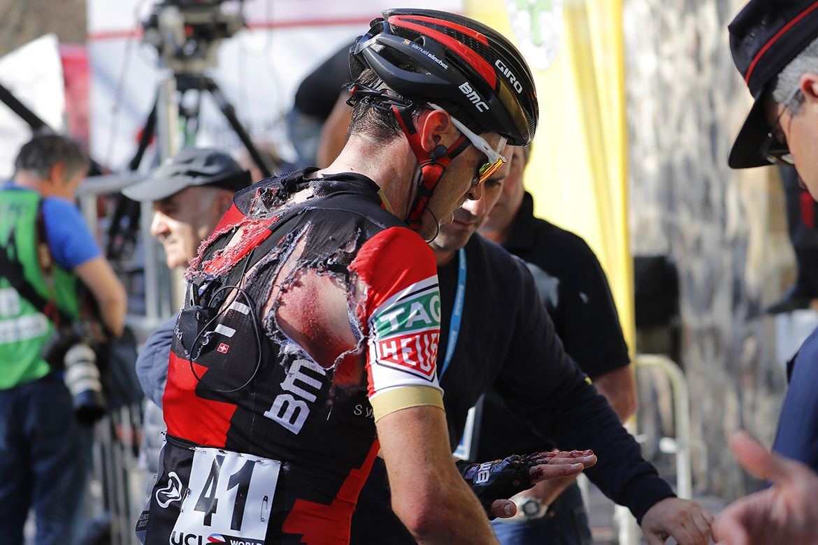 Samuel Sanchez (BMC) torn up in a crash on stage 5