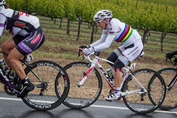 Giorgia Bronzini (Diadora-Pasta Zara) moves up with her teammates.