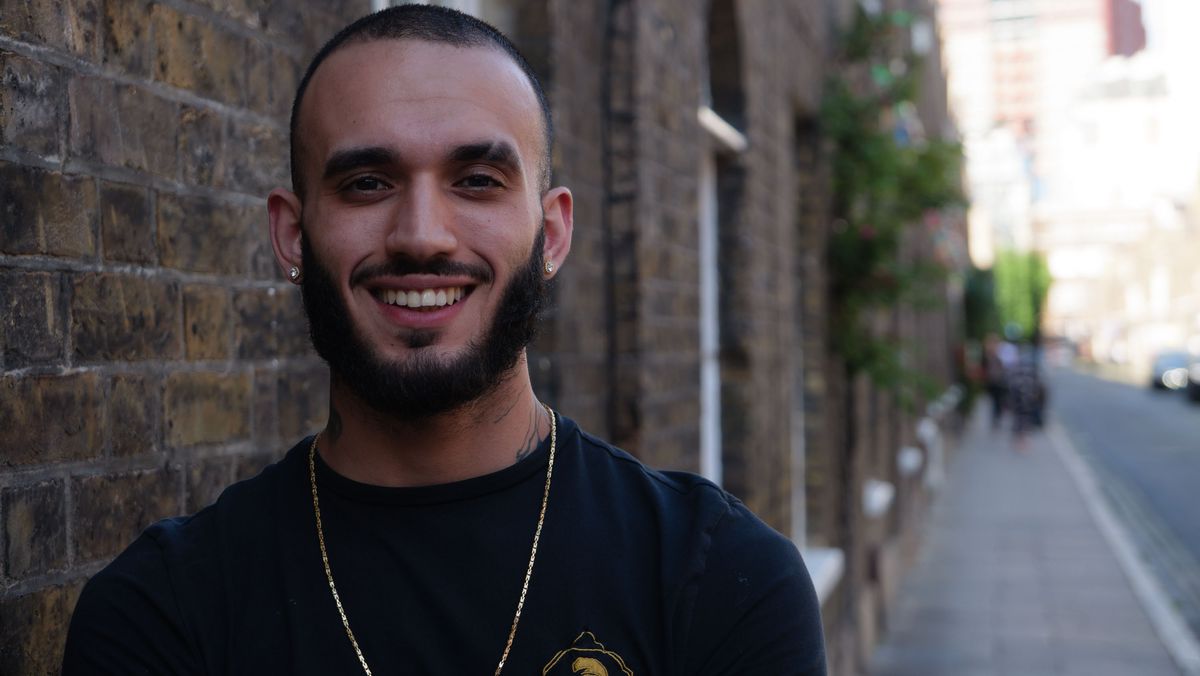 Panasonic Lumix L10 image gallery: portrait of a man, leaning against a brick wall in London