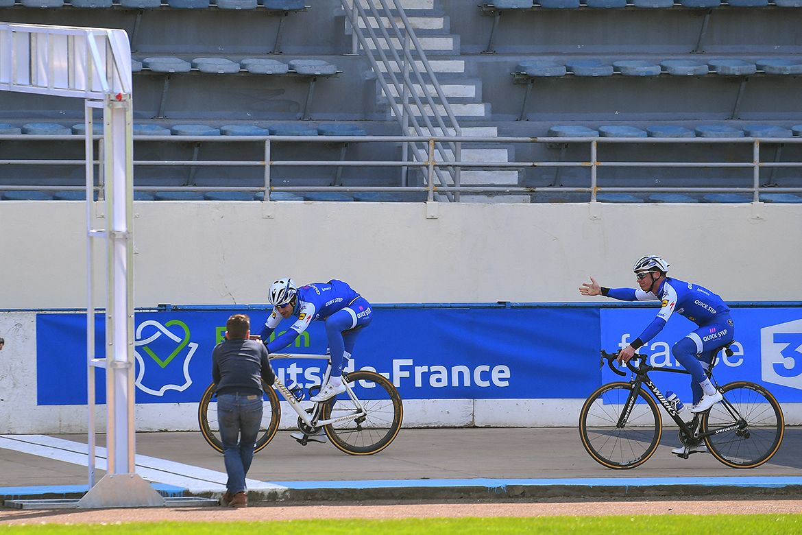 Iljo Keisse gives up the sprint for Tom Boonen